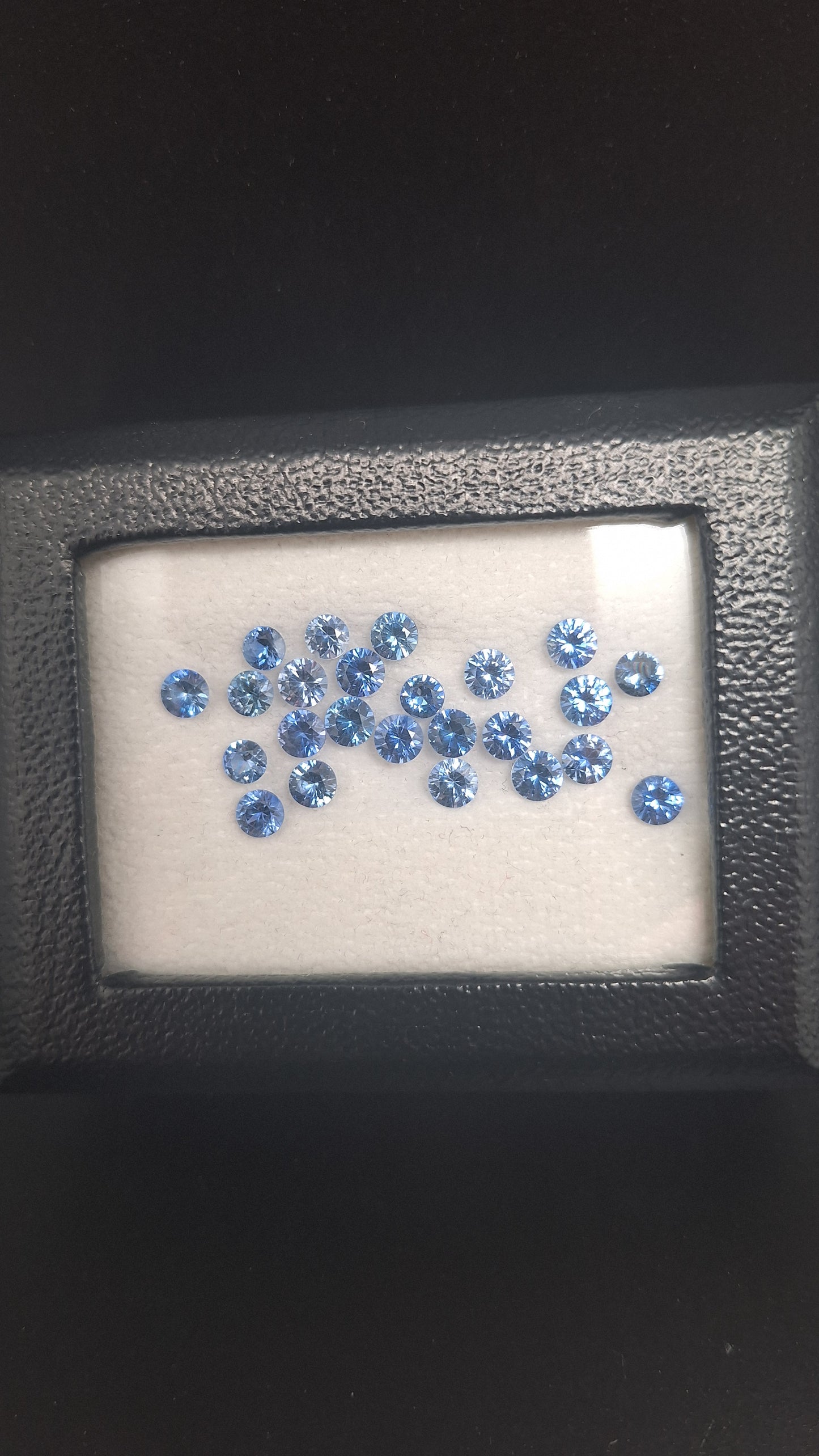 Round calibrated blue saphir