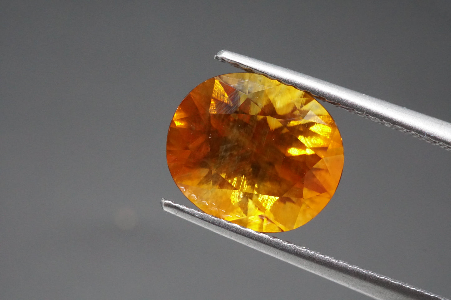 Natürlicher gelb-orangefarbener Saphir aus Sri Lanka – 4,25 ct – Ovalschliff – Unbehandelt