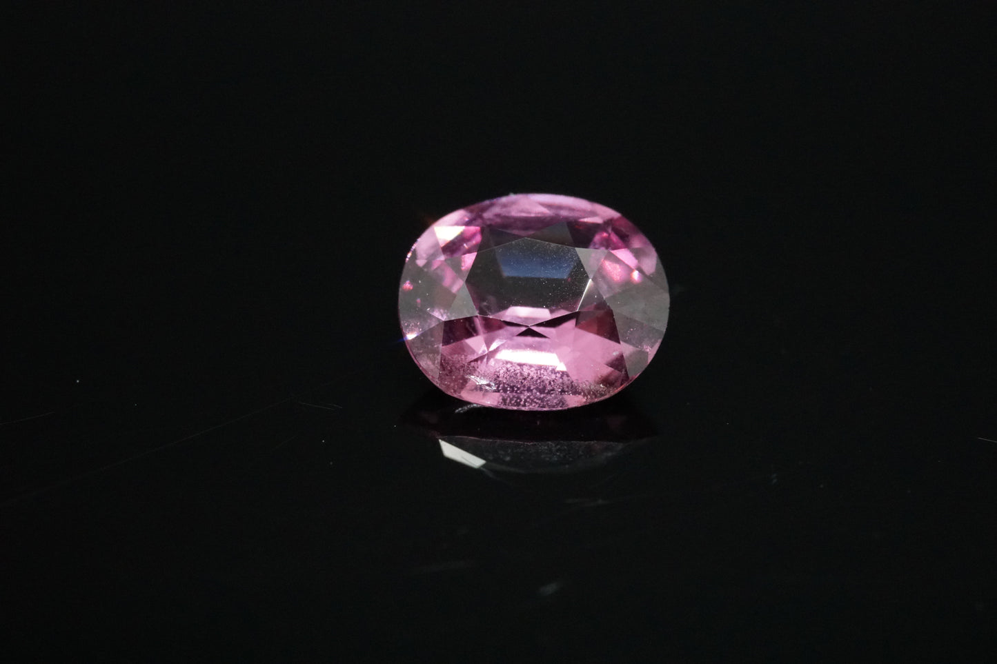 Spinell Naturell aus Tansania – 0,96 ct – Oval Cut