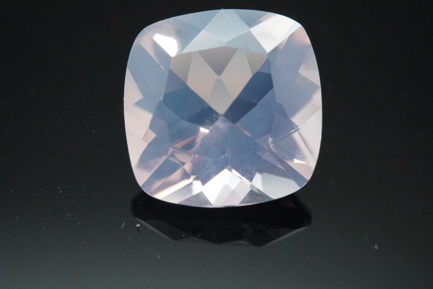Natürlicher Lavendelquarz aus Brasilien, Kissenschliff, irradiiert, 2,55 Karat.