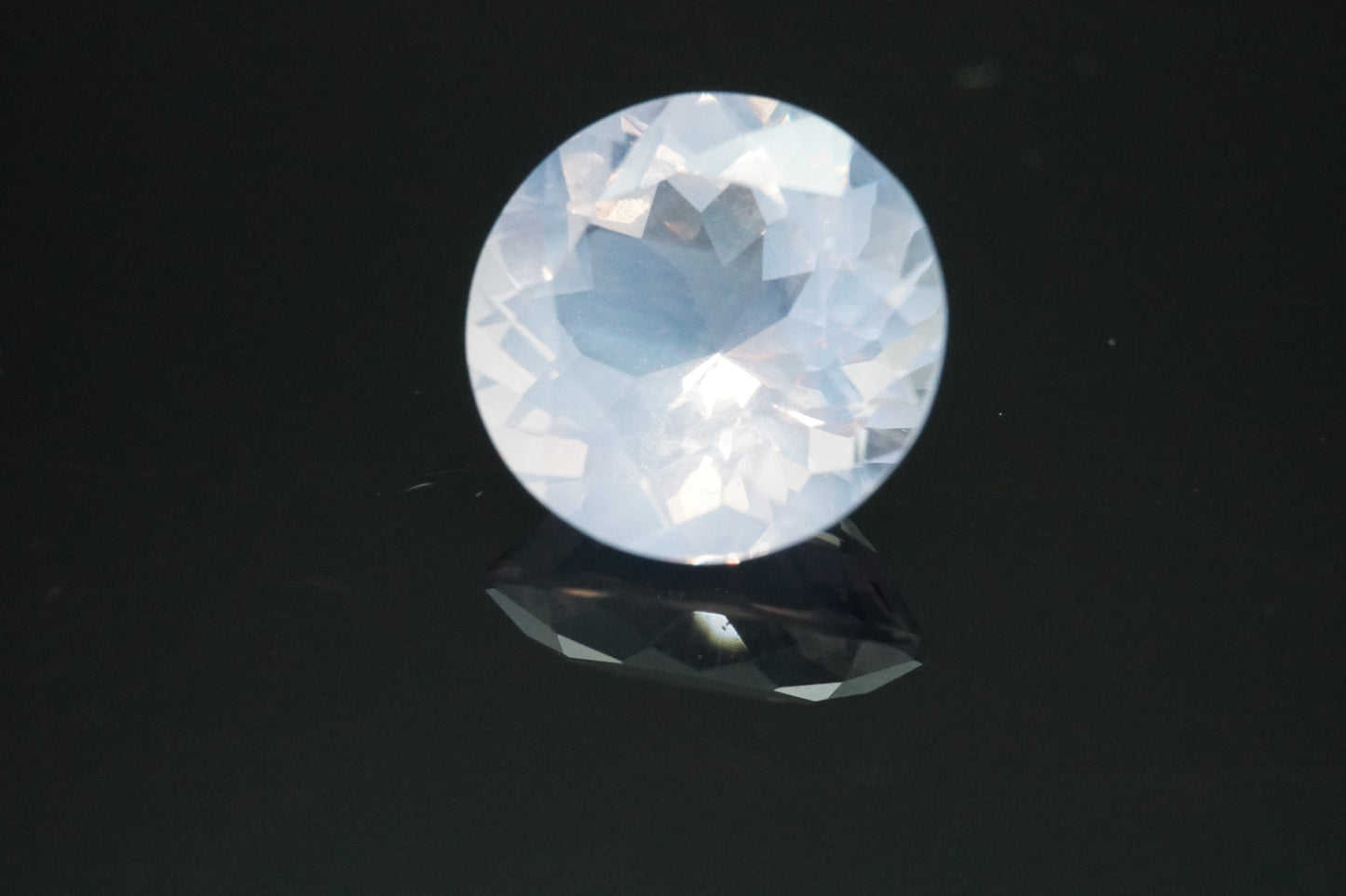Natürlicher Lavendelquarz aus Brasilien, Rundschliff, irradiiert, 1,73 Karat.