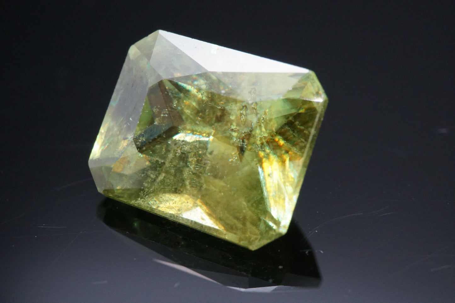 Natürlicher grüner Sphen (Titanit) aus Madagaskar, Smaragdschliff, unbehandelt, 4,76 Karat.