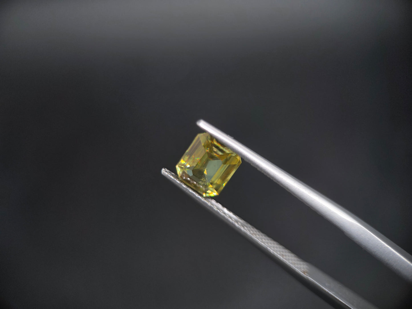Exklusiver Sphen (Titanit) – Smaragdschliff & Brillantes Feuer – 1,24 ct