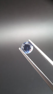 Round calibrated blue saphir