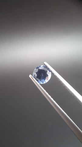 Round calibrated blue saphir