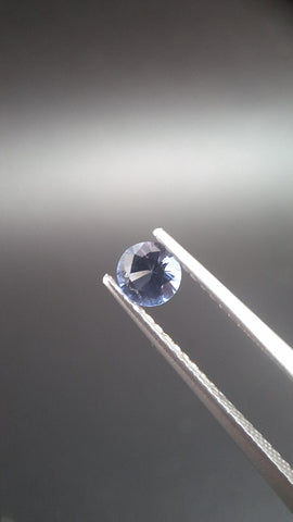 Round calibrated blue saphir