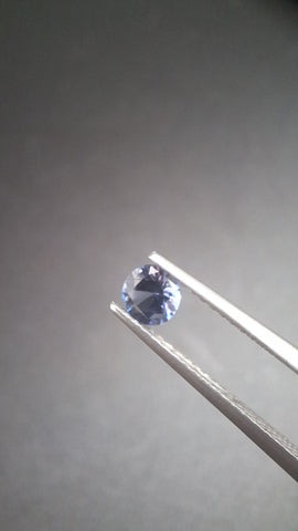 Round calibrated blue saphir