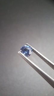 Round calibrated blue saphir