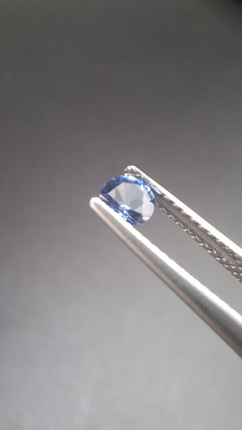 Round calibrated blue saphir