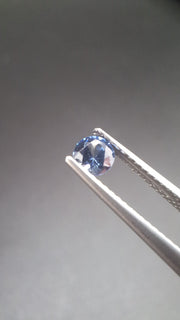 Round calibrated blue saphir