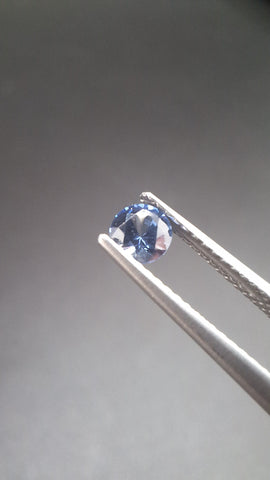Round calibrated blue saphir