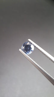 Round calibrated blue saphir
