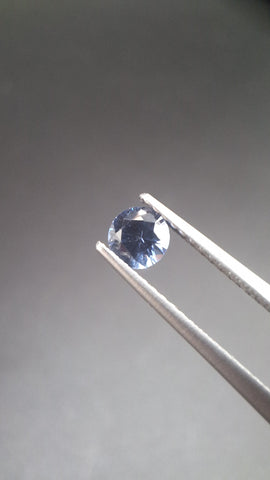 Round calibrated blue saphir