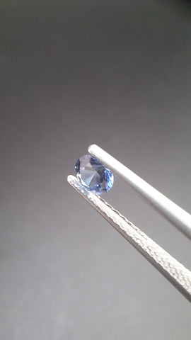Round calibrated blue saphir