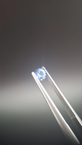 Round calibrated blue saphir