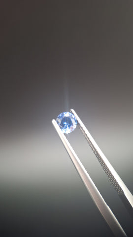 Round calibrated blue saphir