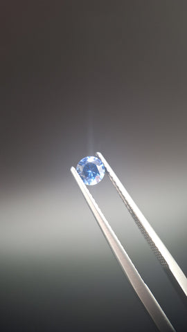 Round calibrated blue saphir
