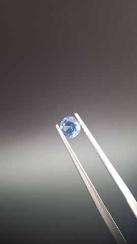 Round calibrated blue saphir
