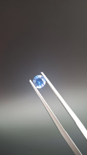 Round calibrated blue saphir