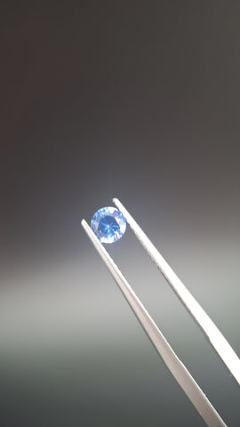 Round calibrated blue saphir