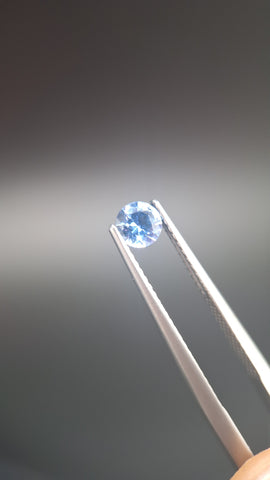 Round calibrated blue saphir