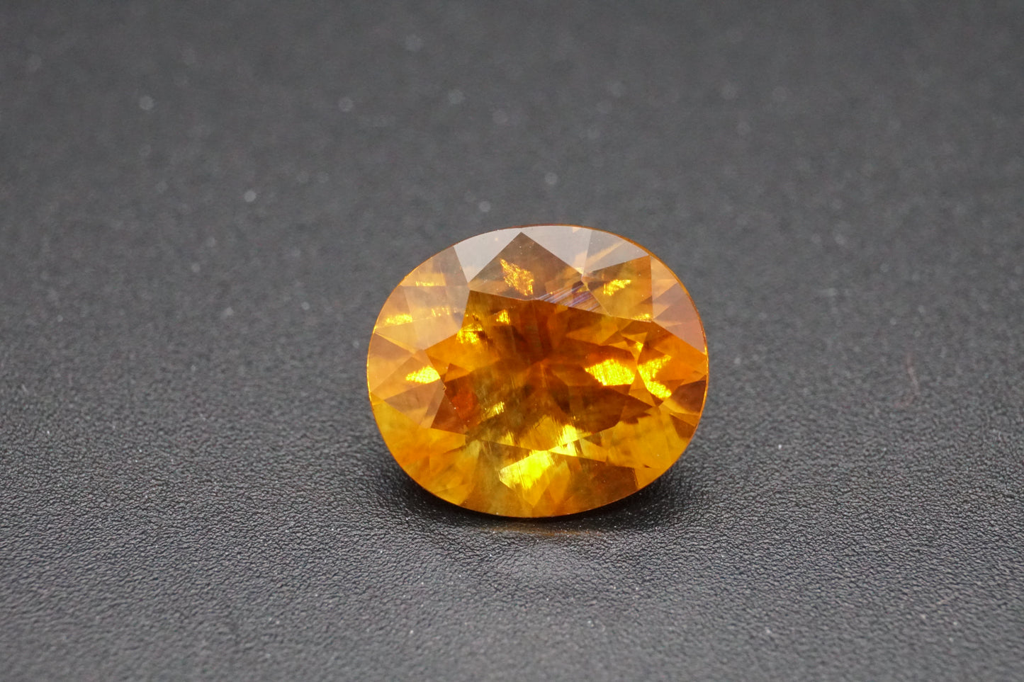 Natürlicher gelb-orangefarbener Saphir aus Sri Lanka – 4,25 ct – Ovalschliff – Unbehandelt