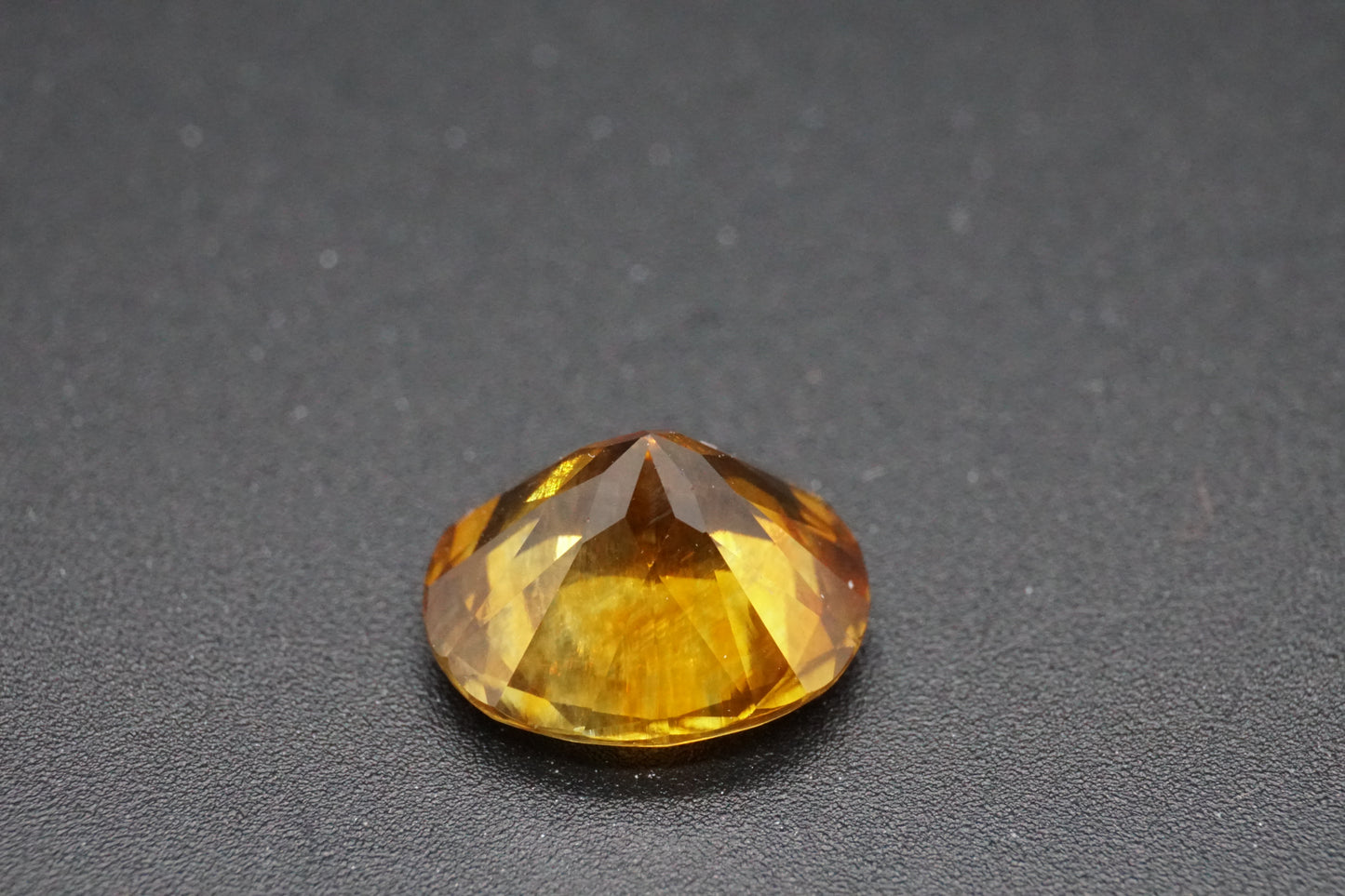 Natürlicher gelb-orangefarbener Saphir aus Sri Lanka – 4,25 ct – Ovalschliff – Unbehandelt