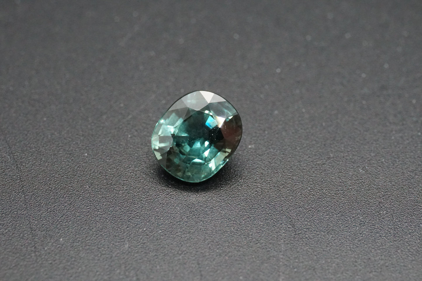Natürlicher Teal-Saphir aus Thailand – 2,01 ct – Ovalschliff