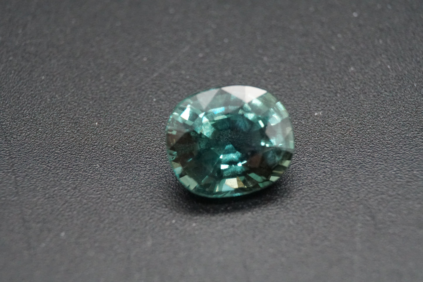 Natürlicher Teal-Saphir aus Thailand – 2,01 ct – Ovalschliff
