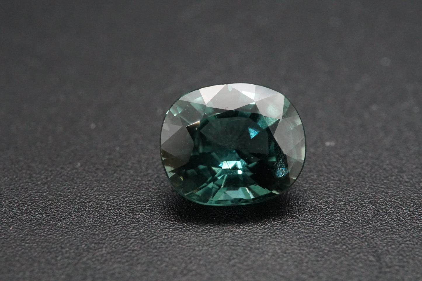 Natürlicher Teal-Saphir aus Thailand – 2,01 ct – Ovalschliff