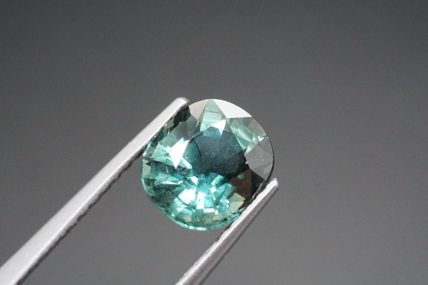 Natürlicher Teal-Saphir aus Thailand – 2,01 ct – Ovalschliff