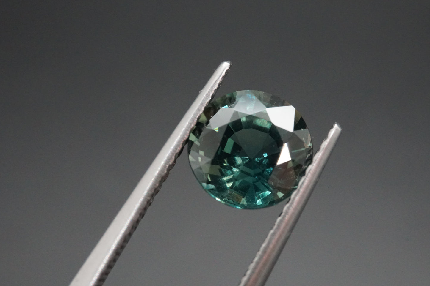 Natürlicher Teal-Saphir aus Thailand – 2,1 ct – Rundschliff – Unbehandelt