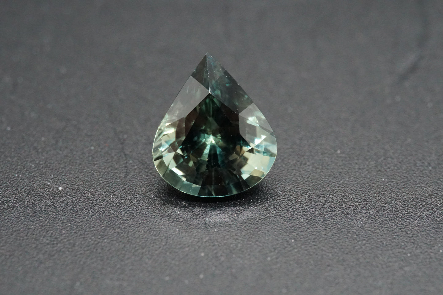 Natürlicher Teal-Saphir aus Thailand – 2,29 ct – Tropfenschliff (Pear Cut)