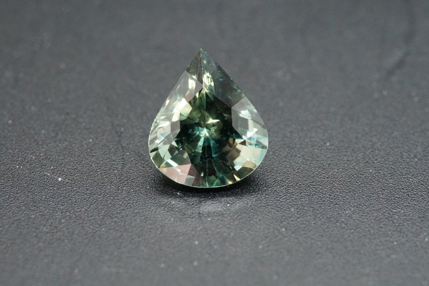 Natürlicher Teal-Saphir aus Thailand – 2,29 ct – Tropfenschliff (Pear Cut)