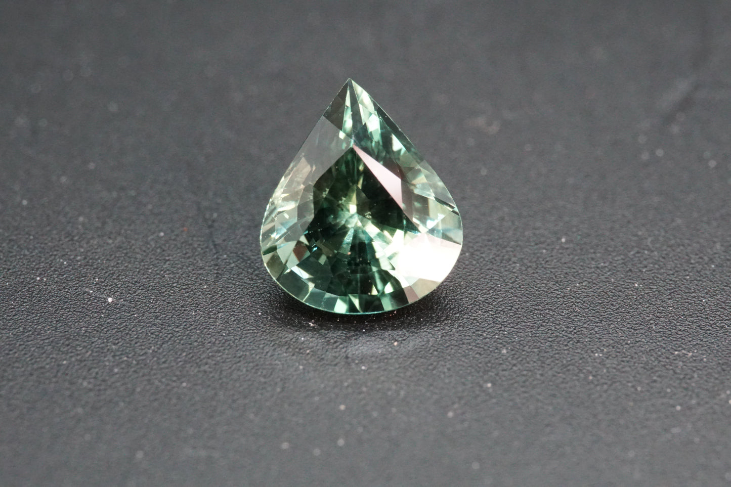 Natürlicher Teal-Saphir aus Thailand – 2,29 ct – Tropfenschliff (Pear Cut)