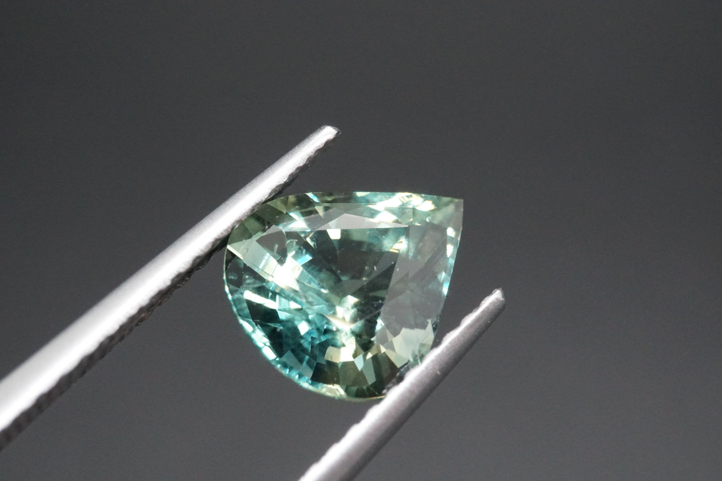 Natürlicher Teal-Saphir aus Thailand – 2,29 ct – Tropfenschliff (Pear Cut)