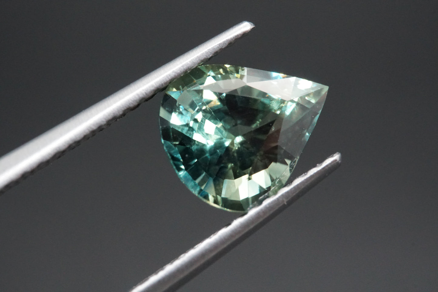 Natürlicher Teal-Saphir aus Thailand – 2,29 ct – Tropfenschliff (Pear Cut)