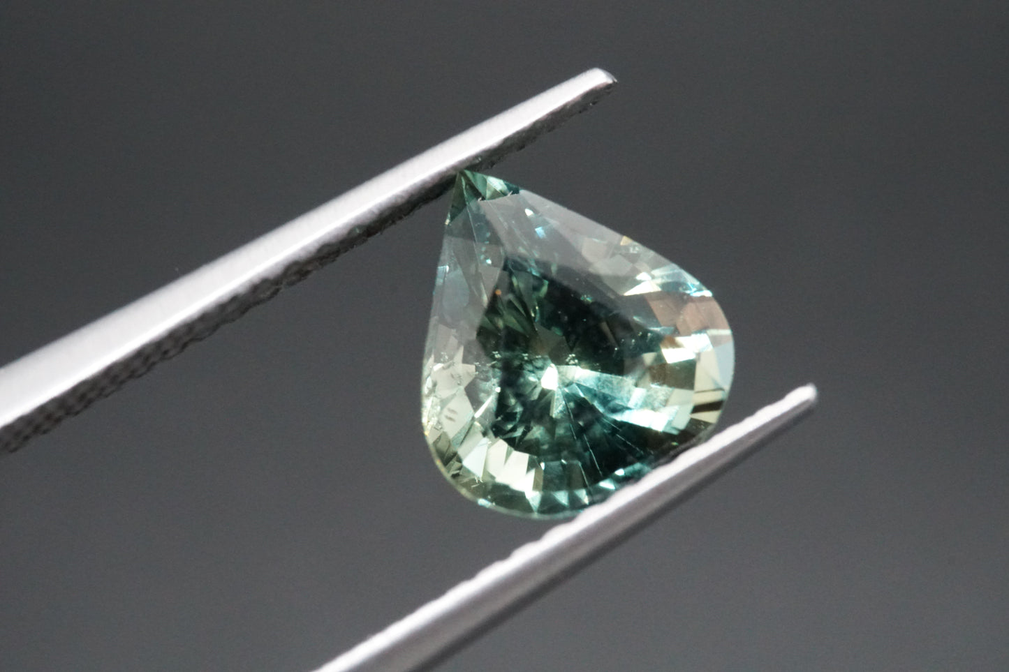 Natürlicher Teal-Saphir aus Thailand – 2,29 ct – Tropfenschliff (Pear Cut)