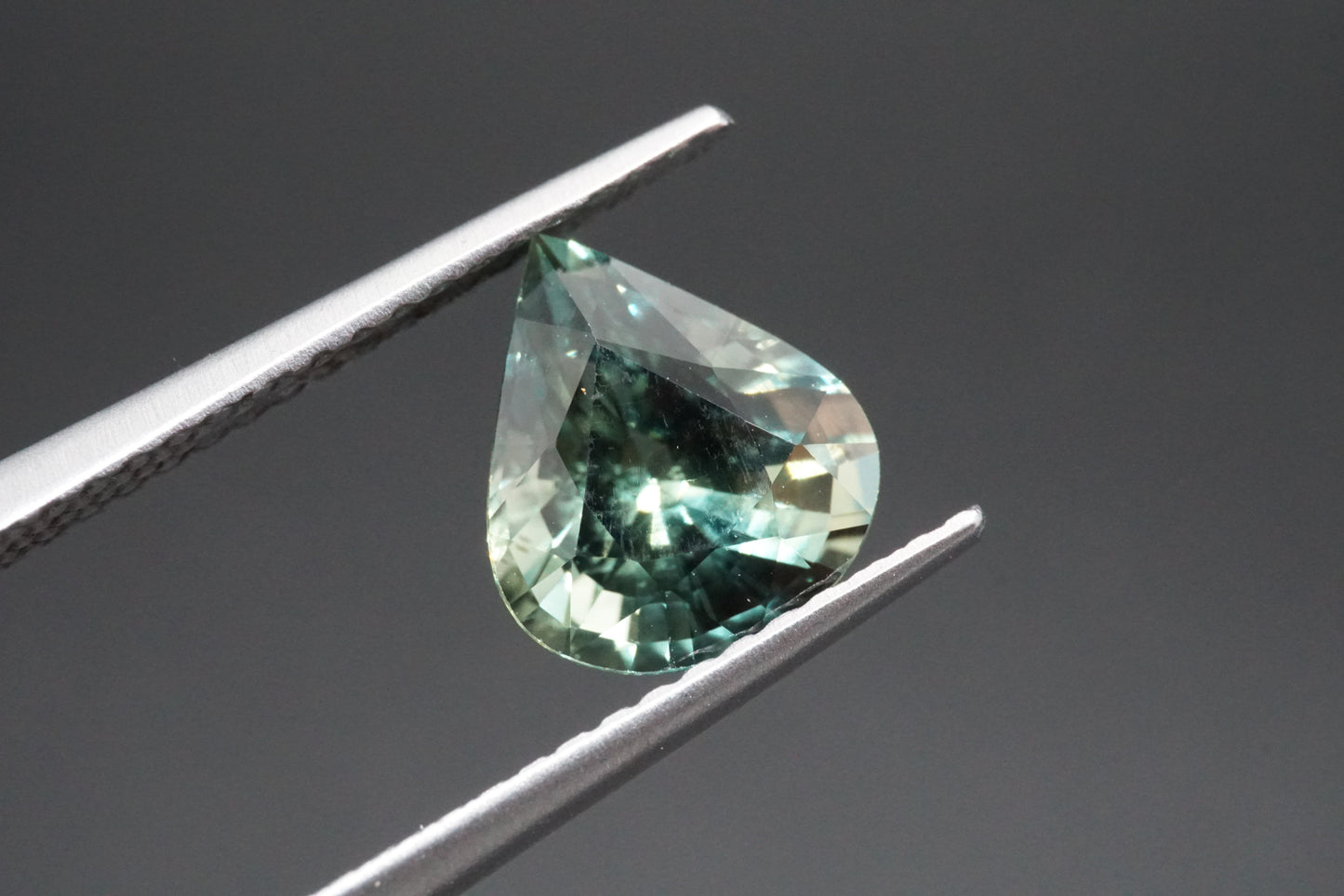 Natürlicher Teal-Saphir aus Thailand – 2,29 ct – Tropfenschliff (Pear Cut)