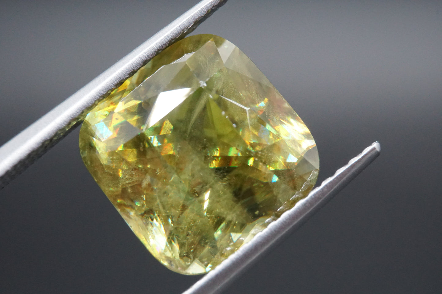 Natürlicher Sphen (Titanit) aus Madagaskar – 6,54 ct – Kissenschliff