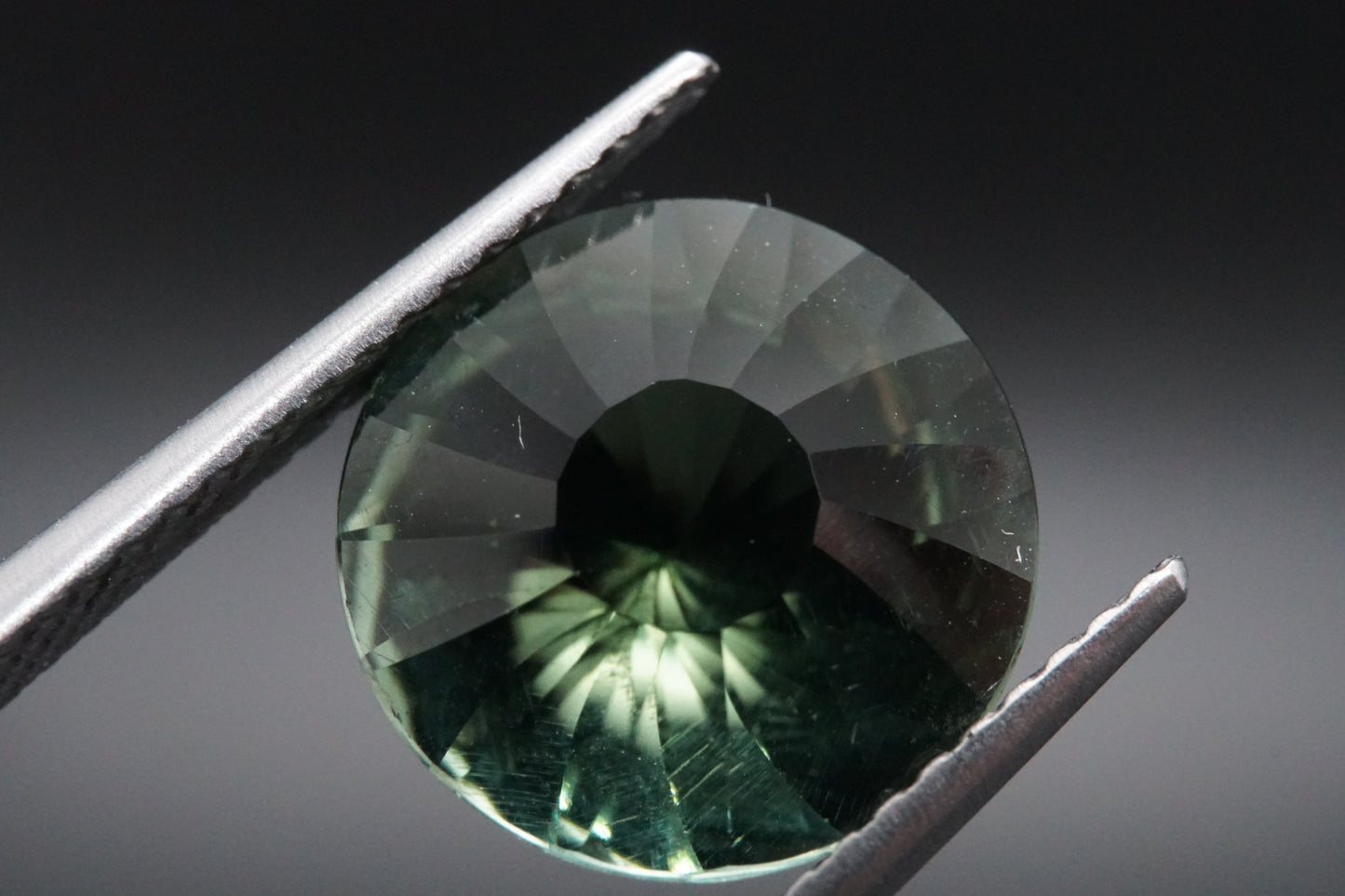 Natürlicher Turmalin aus Madagaskar – 3,95 ct – Laserschliff (Rund) – Unbehandelt