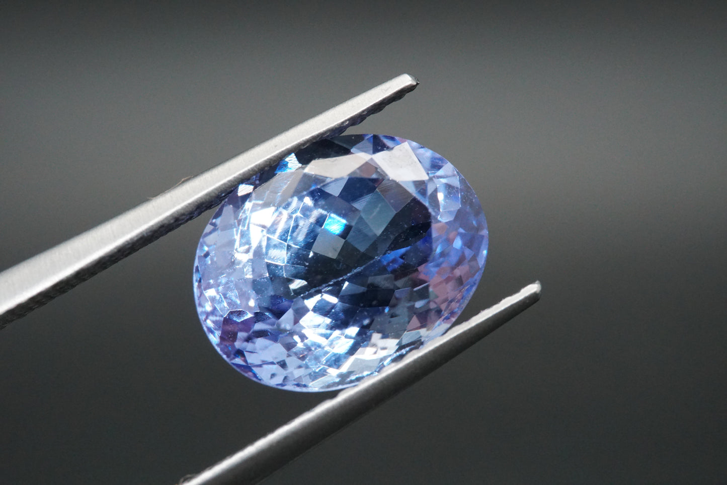 Natürlicher Tansanit aus Tansania – 4,12 ct – Ovalschliff – Unbehandelt