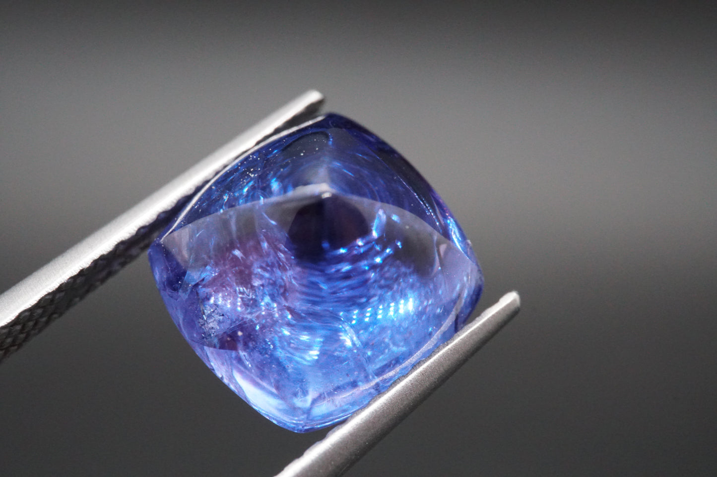 Natürlicher Tansanit aus Tansania – 5,68 ct – Sugarloaf-Cabochon – Unbehandelt