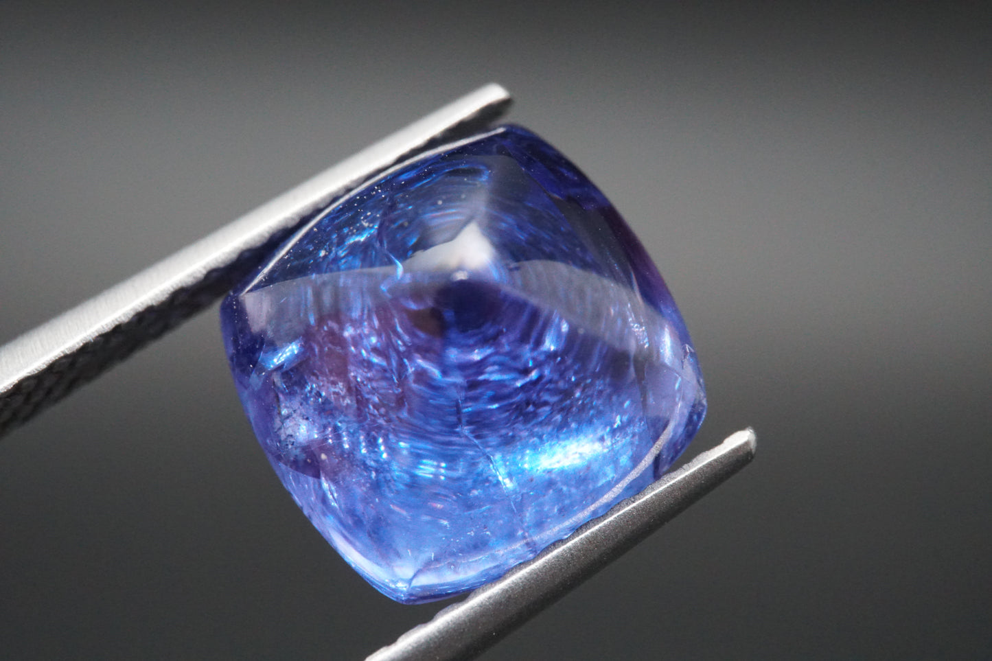 Natürlicher Tansanit aus Tansania – 5,68 ct – Sugarloaf-Cabochon – Unbehandelt
