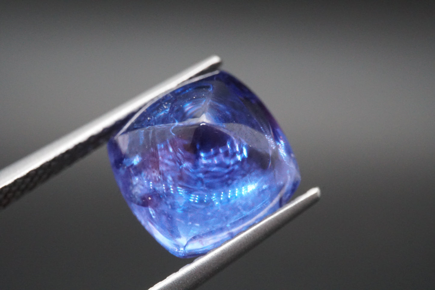 Natürlicher Tansanit aus Tansania – 5,68 ct – Sugarloaf-Cabochon – Unbehandelt