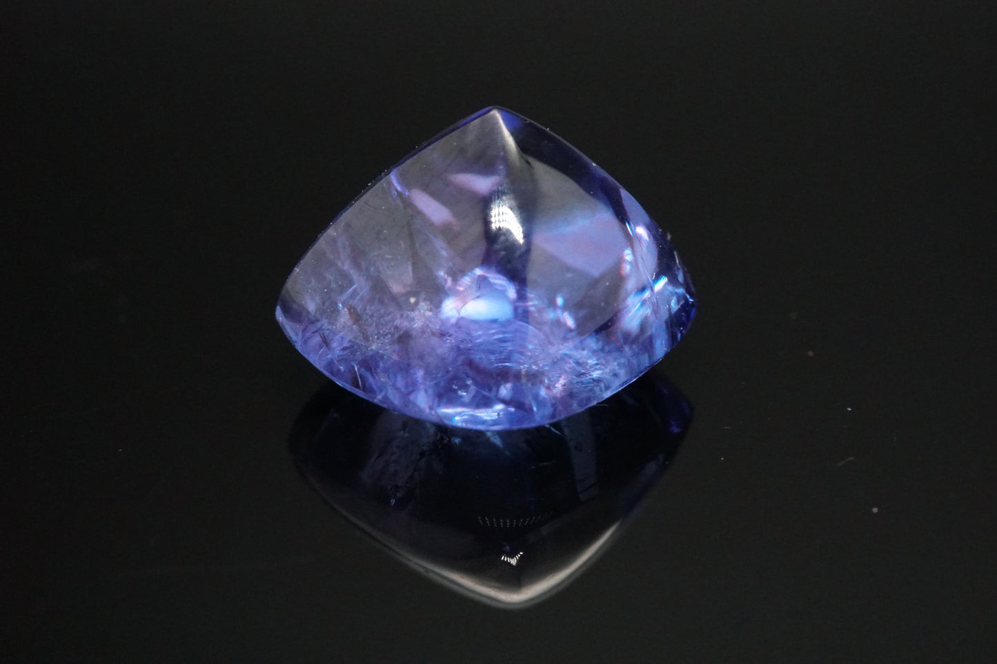 Natürlicher Tansanit aus Tansania – 5,68 ct – Sugarloaf-Cabochon – Unbehandelt