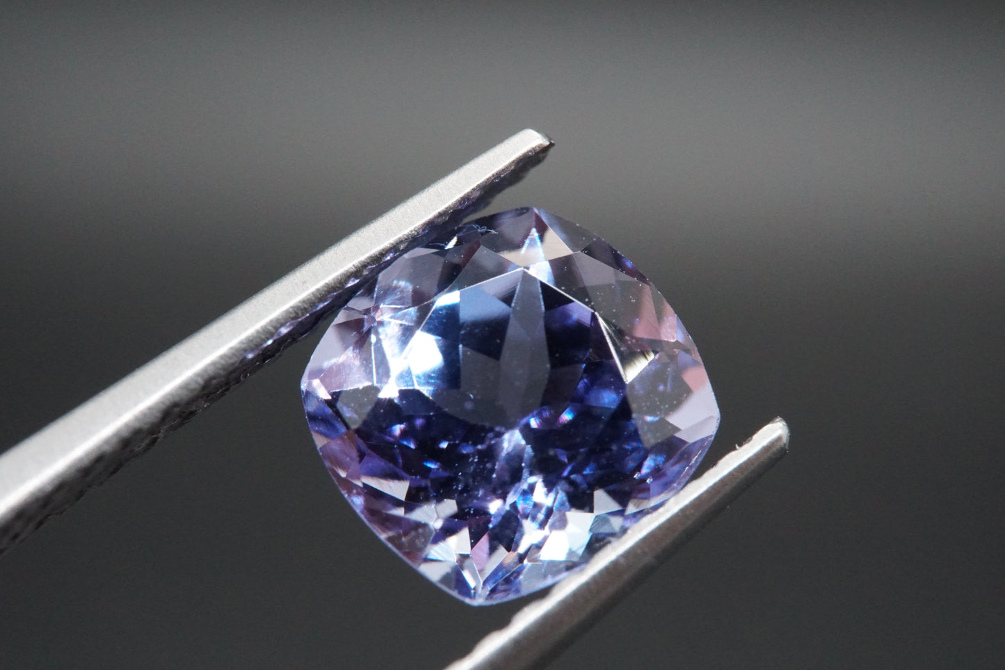 Natürlicher Tansanit aus Tansania – 1,81 ct – Kissenschliff – Unbehandelt