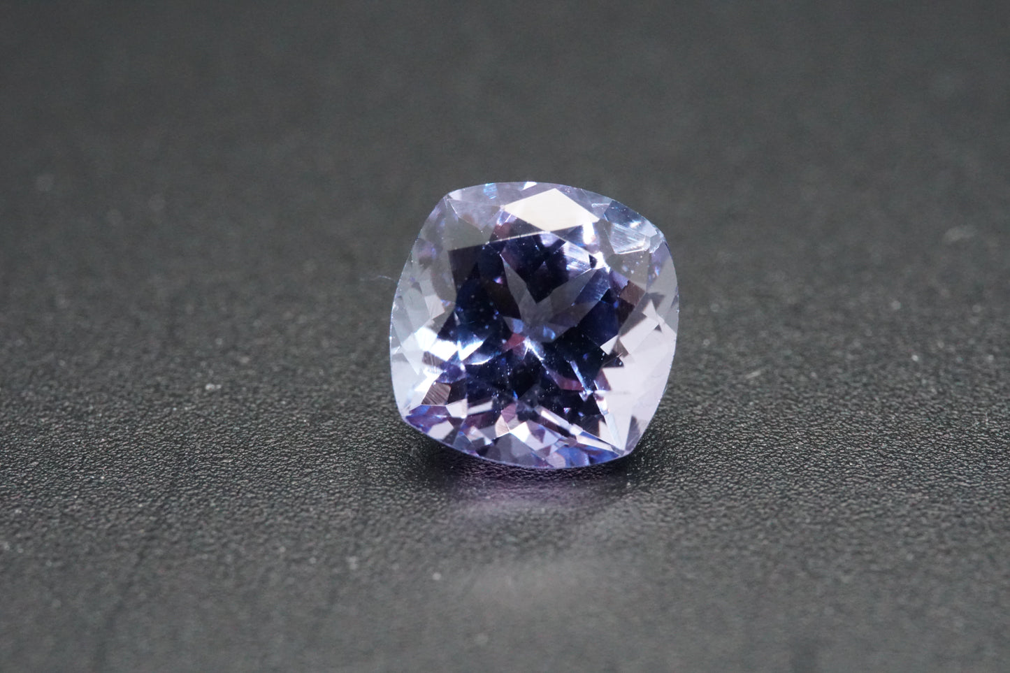Natürlicher Tansanit aus Tansania – 1,81 ct – Kissenschliff – Unbehandelt