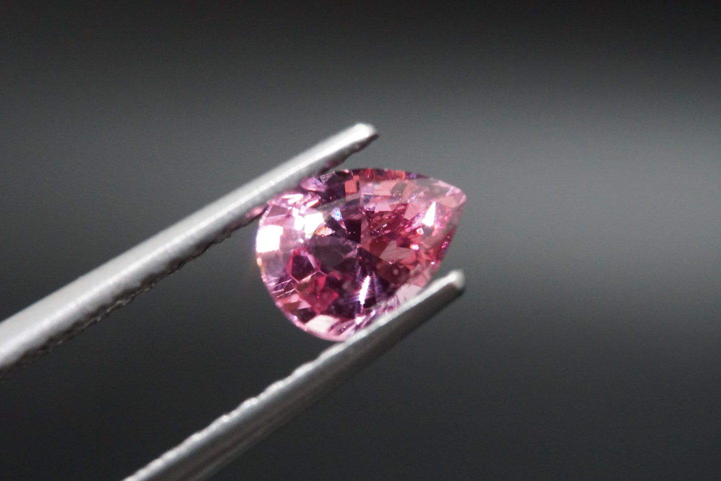 Spinell Naturell aus Tansania – 0,55 ct – Pear Cut