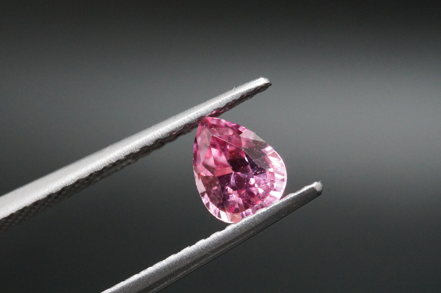 Spinell Naturell aus Tansania – 0,55 ct – Pear Cut